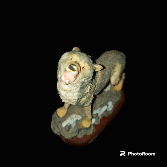 Vintage Textured Resin Gray Howling Timber Wolf Statue - Picture 5 of 10